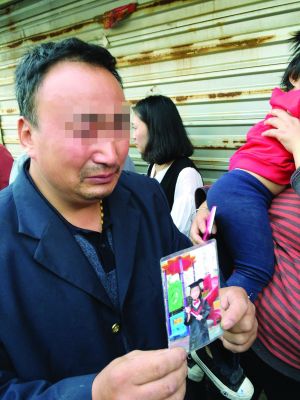 看着女儿生前的照片，顾先生伤心不已