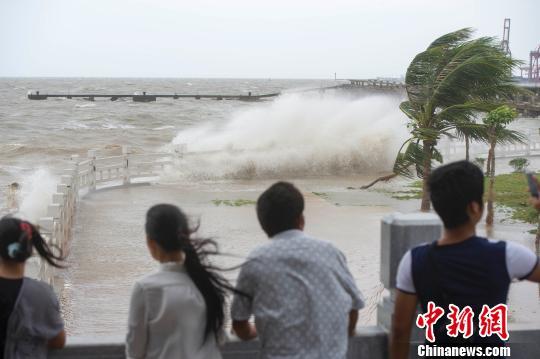 海口白沙门公园，市民在台风中观浪。骆云飞摄