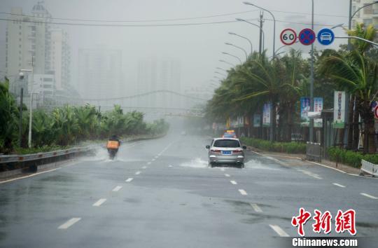 “彩虹”给海口带来风雨天气，但城市未出现大面积积水和海水倒灌情况。图为台风中的海口海甸岛五西路，积水未影响车辆行驶。骆云飞摄