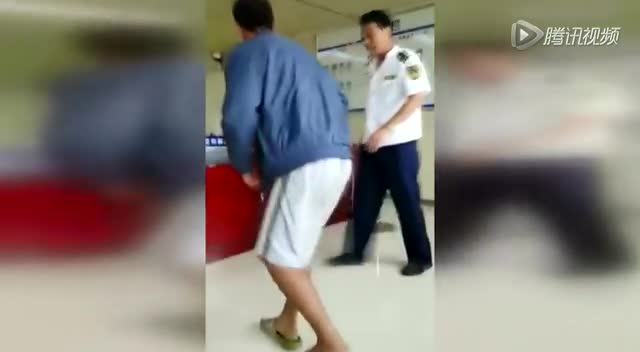 网曝安徽海事一员工殴打他人 用茶杯砸下跪男子截图