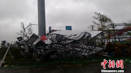 强台风“彩虹”破坏力强劲 湛江汽车被掀翻工场被砸烂