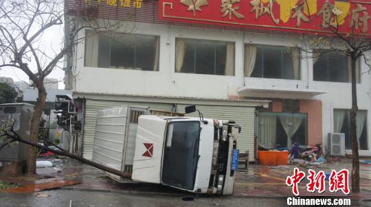 强台风“彩虹”破坏力强劲 湛江汽车被掀翻工场被砸烂