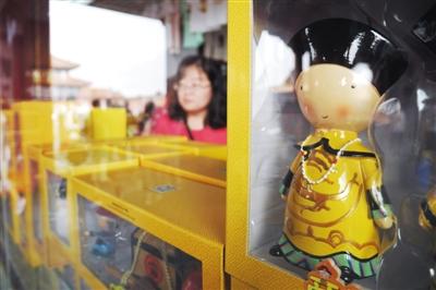 故宫开发"朕亦甚想你"折扇 纪念品销售火爆(图)