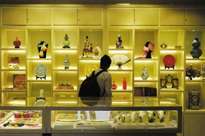 故宫开发"朕亦甚想你"折扇 纪念品销售火爆(图)