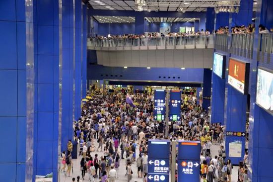 香港激进团体被曝地铁内挥龙狮旗 阻内地人乘车