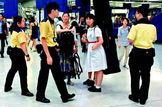 香港激进团体被曝地铁内挥龙狮旗 阻内地人乘车