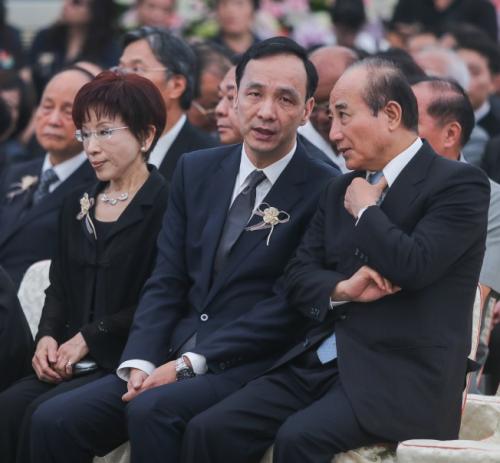 洪秀柱(左)与朱立伦(中)