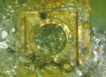 4日当天天气极好,下水后,眼前的一幕让考古队员倍感吃惊,一枚舷窗呈现出原本的黄铜颜色,甚至还闪烁着黄色的光芒。萨苏说,“我觉得这是一种感应,致远舰知道家里来人了,要把家里打扫干净,121年了,要用最初、最干净的容颜和我们相见。”