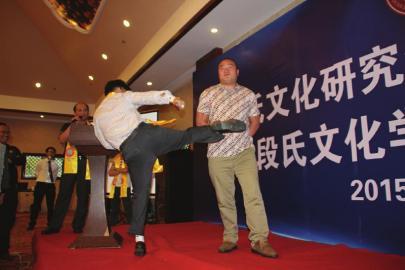 “段誉后人”秀“一阳指” 称曾点瘫美军教官