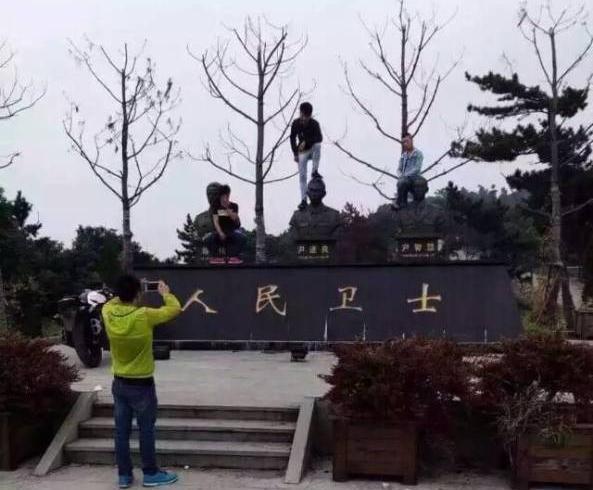 杭州3座消防烈士雕像遭踩踏拍照(图)