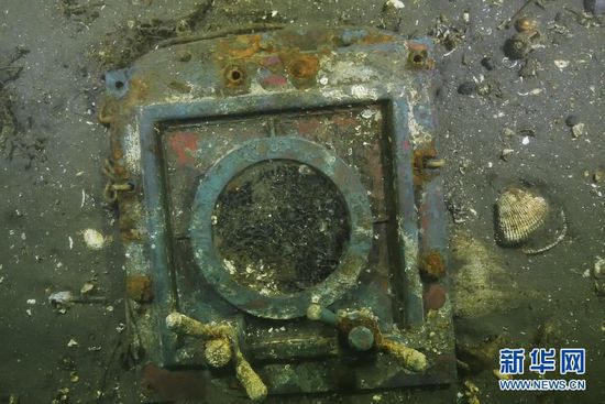 (社会)(4)参与“丹东一号”水下考古的工作人员代表举行海祭仪式