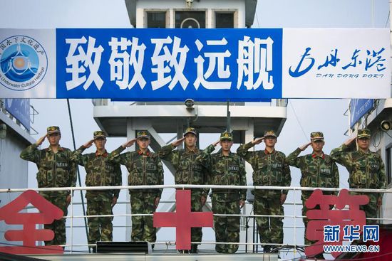 (社会)(2)参与“丹东一号”水下考古的工作人员代表举行海祭仪式