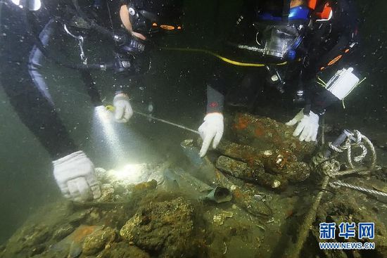 (社会)(3)参与“丹东一号”水下考古的工作人员代表举行海祭仪式