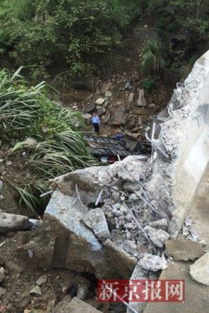 官方通报：安徽霍山大巴坠桥事故已致7死31伤