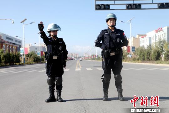 新疆西南部克州首支女子特警中队开始街面执勤