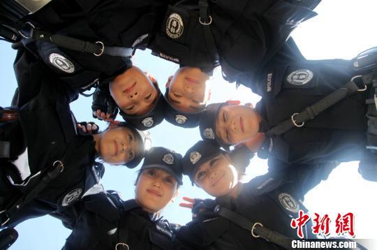 新疆西南部克州首支女子特警中队开始街面执勤