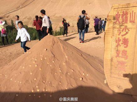 新疆吐鲁番44度高温 鸡蛋埋沙中几分钟便熟