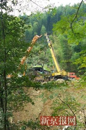 安徽霍山县大巴车坠桥 至少7人死亡(图)