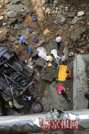 安徽霍山县大巴车坠桥 至少7人死亡(图)