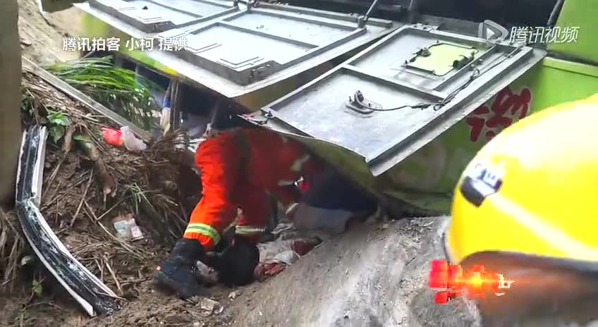 直击安徽霍山县大巴车坠桥现场 车辆倒扣河沟截图