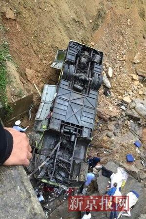 安徽霍山县大巴车坠桥 至少7人死亡(图)