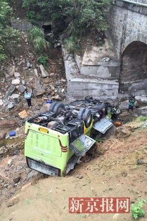安徽霍山县大巴车坠桥 至少7人死亡(图)