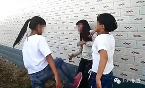 河南女生被同学围殴扇耳光 打人女生边笑边爆粗