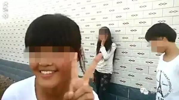 河南女生被同学围殴扇耳光 打人女生边笑边爆粗