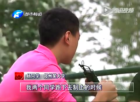 河南女生被同学围殴扇耳光 打人女生边笑边爆粗截图