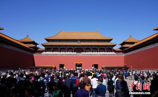 中国多地景区黄金周“限流” 民众出游喜忧参半