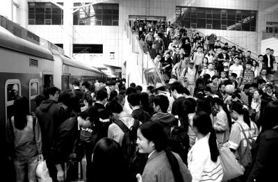 长假最后一天超1亿人次返程 京津冀车流量大