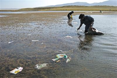 长假后青海湖边面临垃圾污染 部分垃圾飘进湿地