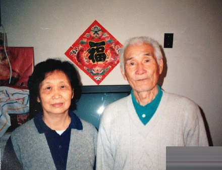 袁乃晨与妻子刘英合影