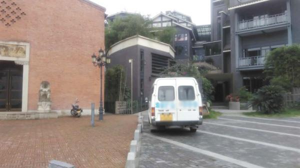 重庆夫妇称观光走错门被保安打骨折 警方已介入