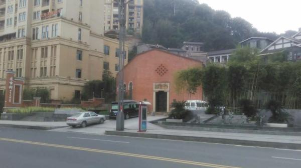 重庆夫妇称观光走错门被保安打骨折 警方已介入