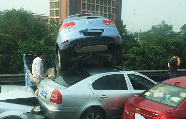 杭甬高速发生离奇车祸 两车成“叠罗汉”