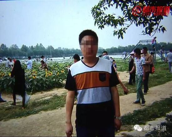 丑男被一堆女票扭送到郑州公安局 自称能骗财骗色是因苦读了这门知识 