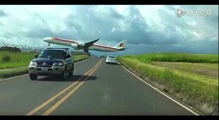 实拍客机擦过机场护栏降落一幕 司机吓呆截图