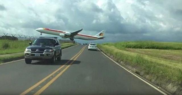 哥斯达黎加一客机擦过机场护栏降落(图)