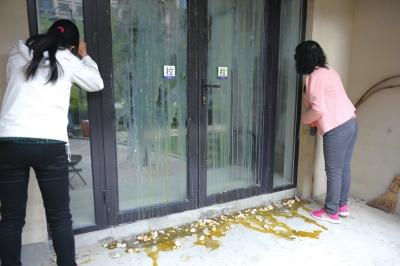 物业拟摇号出租小区车位 业主抗议被推倒地