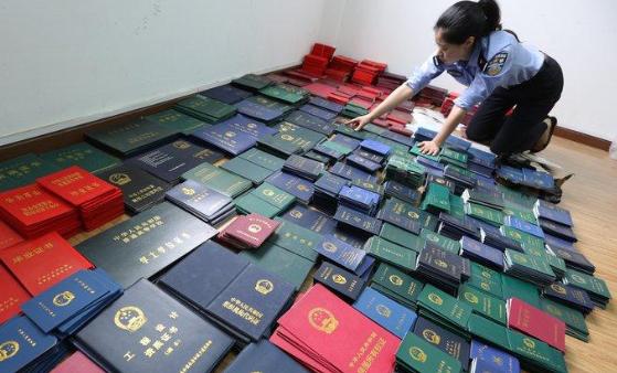 “全国假证教主”被抓 警方缴获五吨重假证