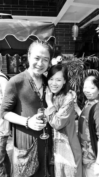 “看世界”女教师昨结婚 与丈夫在大理相识(图)