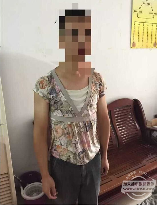 醉酒男醒来睡草丛穿女装
