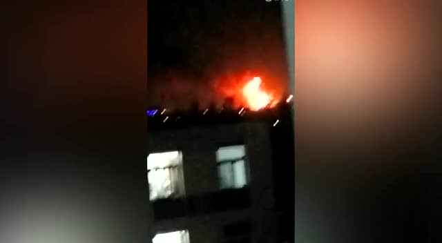 天津一无证仓库发生爆炸 现场有火球腾空截图