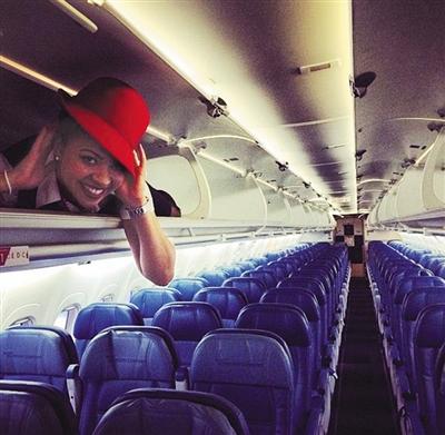 昆航回应空姐被塞行李架：未影响安全