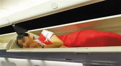 昆航回应空姐被塞行李架：未影响安全