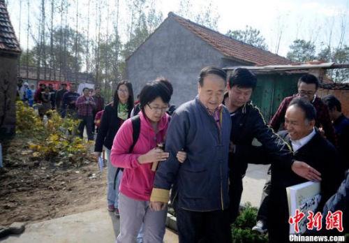 资料图：莫言在其山东旧居。图片来源：CFP视觉中国