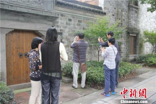 图为民众在屠呦呦旧居拍照留念。