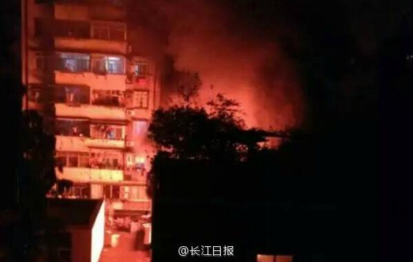 武汉一居民房发生大火 四个消防中队赶到现场