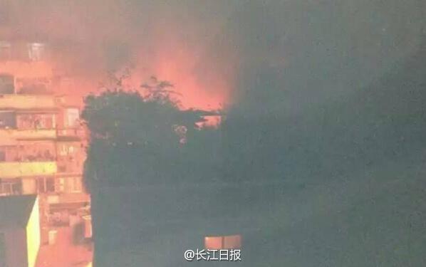 武汉一居民房发生大火 四个消防中队赶到现场